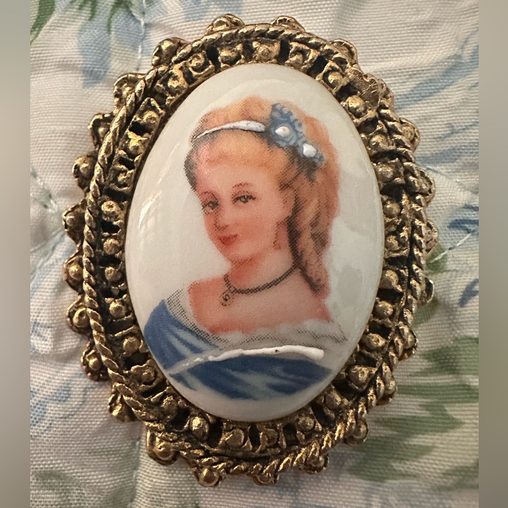 Limoges Vintage Cameo Brooch With Gold Tone Frame